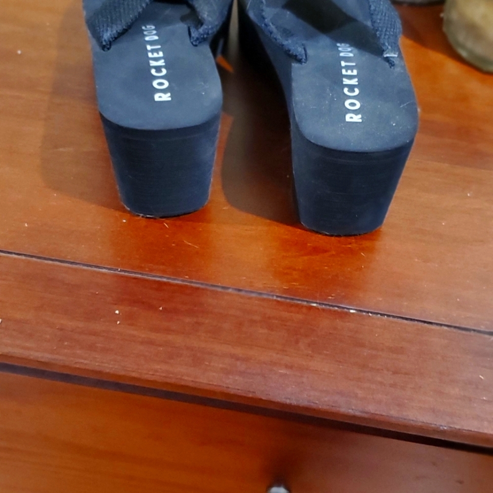 Black Rocket Dog Foam Platform Sandals - Picture 4 of 7